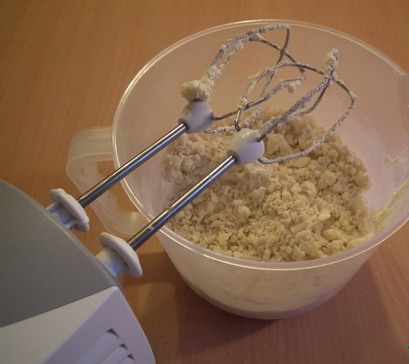 збиваємо тісто в крихту