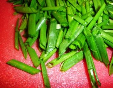 подрібнюємо зелений лук