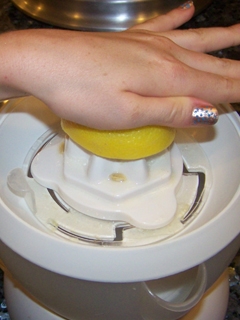 видавлюємо сік лимона