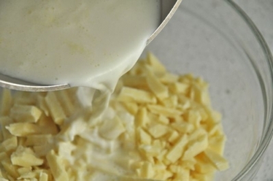 заливаємо шоколад вершками