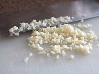 подрібнюємо часник