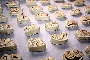 викладаємо на деко шматочки рулету