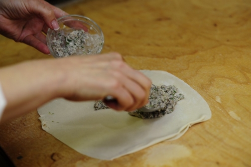 шматочок тіста розкачуємо і в середину ставимо начинку