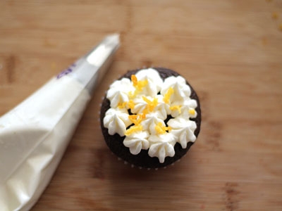 прикрашений кекс