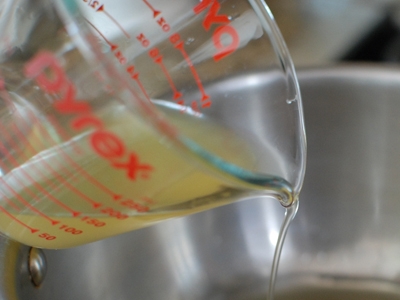 наливаємо в каструлю курячий бульйон