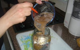 заливаємо рибу розсолом