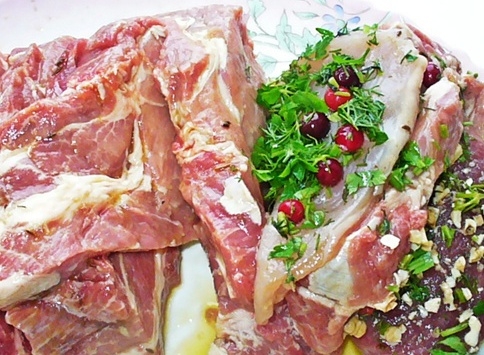 фаршируємо свинячу шийку