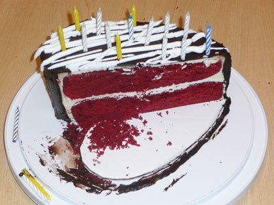 торт на столі