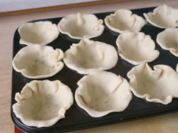 викладаємо тестові кружечки у формочки для запікання