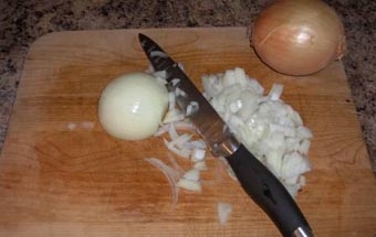 дрібно рубаємо цибулю