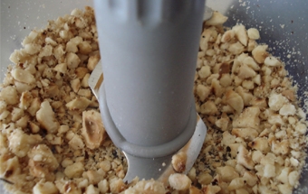 подрібнюємо горіхи