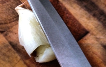 видаляємо з лушпиння часнику