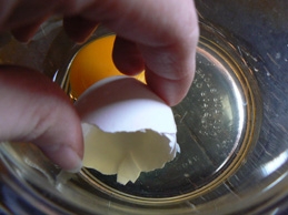 розбиваємо яйця в ємність