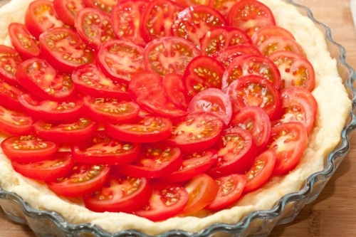 красиво розкладаємо часточки помідора