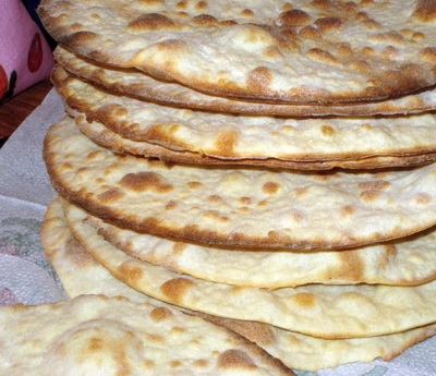 готові коржі складаємо один на одного