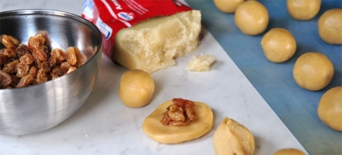 шматочки тіста розкачуємо і викладаємо в середину начинку