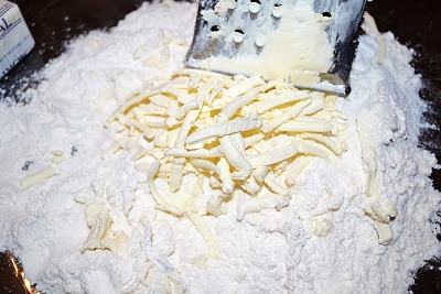 викладаємо вершкове масло борошно