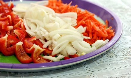 Нарізаємо овочі
