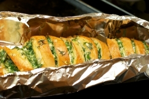 Запечений батон з сиром і часником