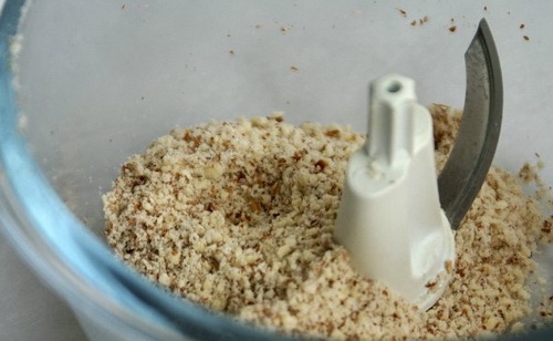 подрібнюємо і додаємо горіхи