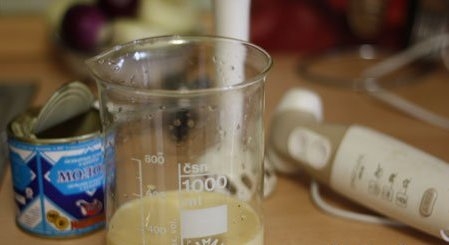 вливаємо згущенку