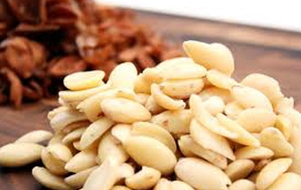 очистити мигдаль від шкірки