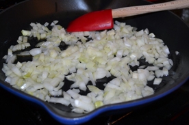 висипаємо цибулю в сковороду