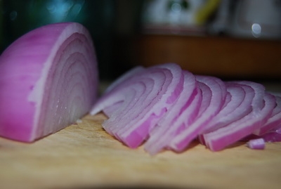 ріпчасту цибулю нарізаємо півкільцями