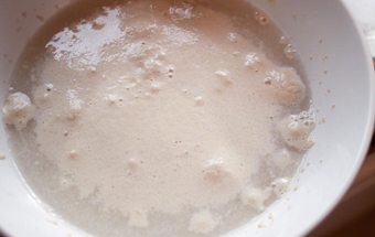 перемішуємо дріжджі з водою