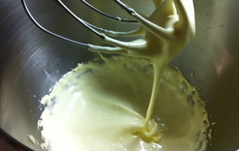 яйця перемішуємо зі згущеним молоком