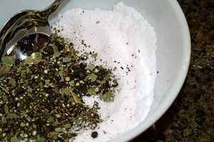 перемішуємо спеції із сіллю та цукром