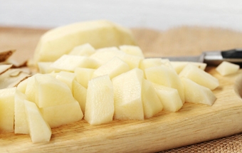 нарізаємо картоплю на шматочки