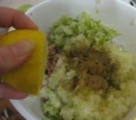 змішуємо цибулю з м'ясом