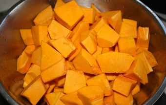 гарбуз нарізаємо на невеликі шматочки