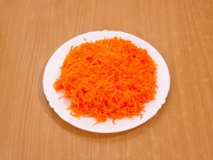 Натираємо моркву на крупній тертці
