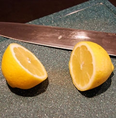 розрізаємо лимон на дві половинки