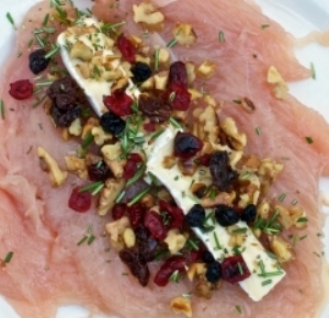 укладаємо інгредієнти на куряче філе