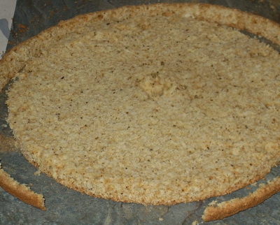 корж Розрізаємо і обрізаємо краю