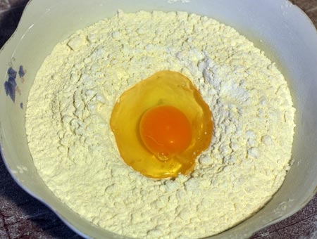 у борошно додаємо яйце