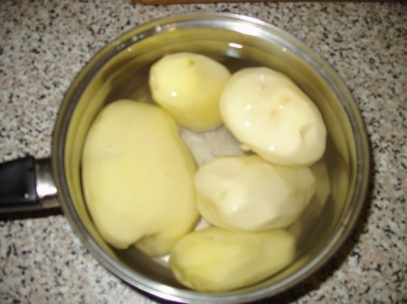 чистимо картоплю