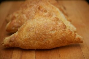 Пиріжки з листкового дріжджового тіста з яблуками