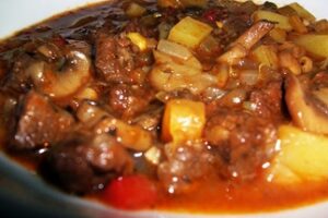 Яловичина тушкована з опеньками