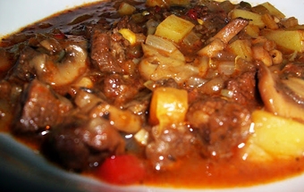 яловичина тушкована з опеньками