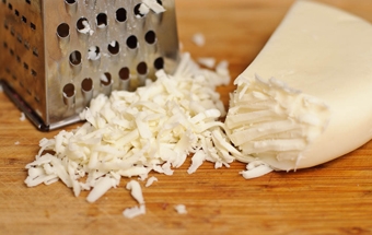 натираємо сир на тертці