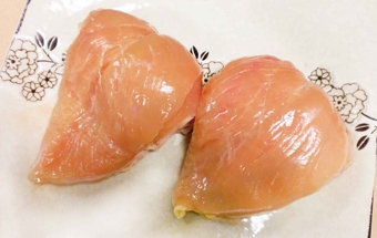 очищаємо куряче філе від жилок, жила і хрящів