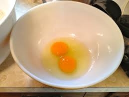 розбиваємо яйця в миску