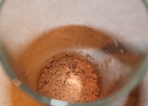 висипаємо в ємність какао і цукор