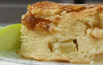 шматочок шарлотти з мікрохвильовки