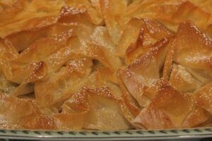 Яблука і чорнослив під хрустким філо