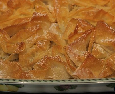 подаємо яблука і чорнослив під хрустким філо